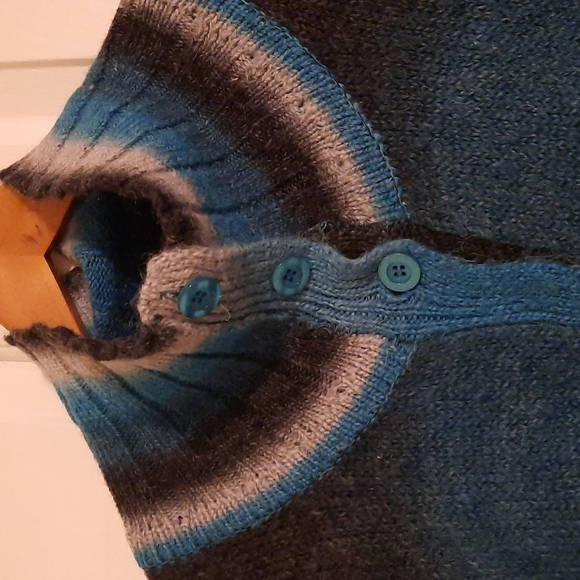 Blues, Teal, Black 2x Sweater pockets on front and snap buttons - Picture 5 of 8